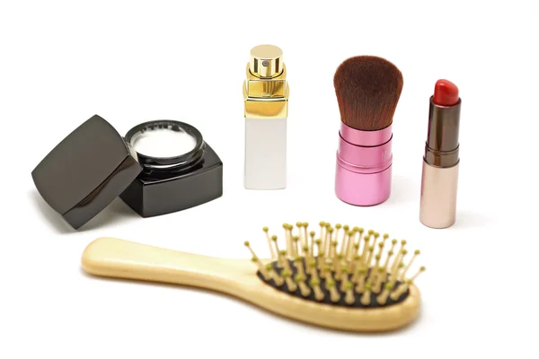 Set cosmetico con pennello parfume blusher lipstico e pettine su whit — Foto Stock