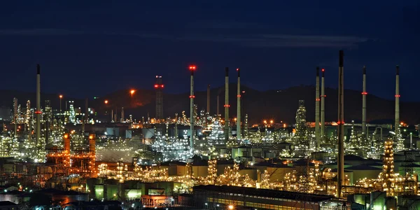 Raffinerie de pétrole avec beau fond de ciel — Photo