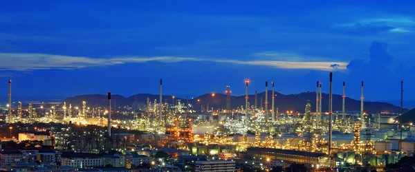 Raffinerie de pétrole avec beau fond de ciel — Photo
