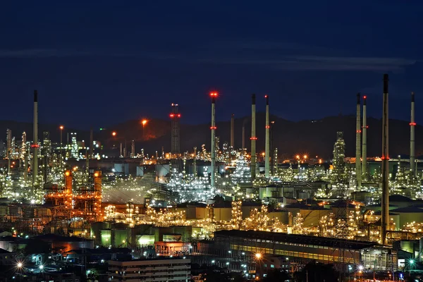 Olieraffinaderij met mooie hemelachtergrond — Stockfoto