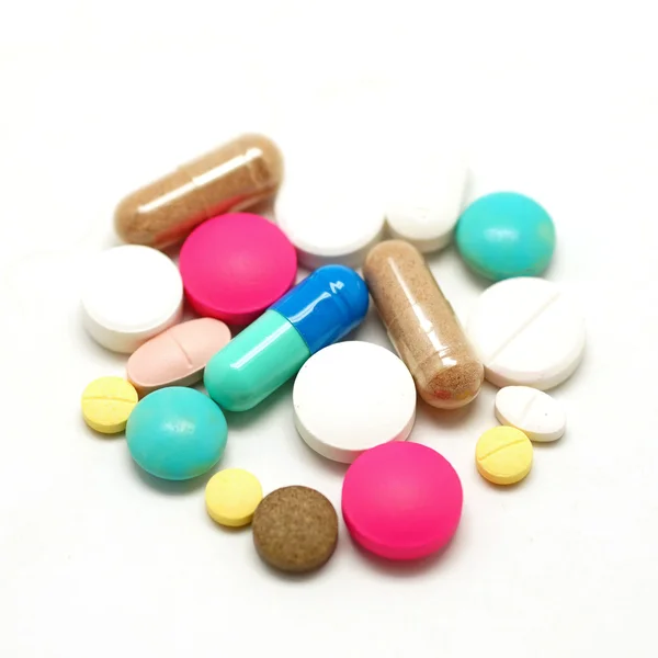 Stapel Pillen auf weißem Hintergrund — Stockfoto
