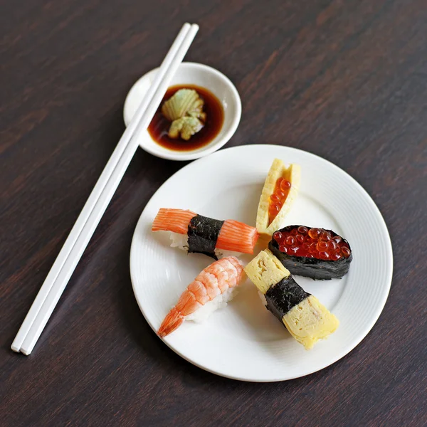 Sushi rolky tradiční japonské jídlo — Stock fotografie