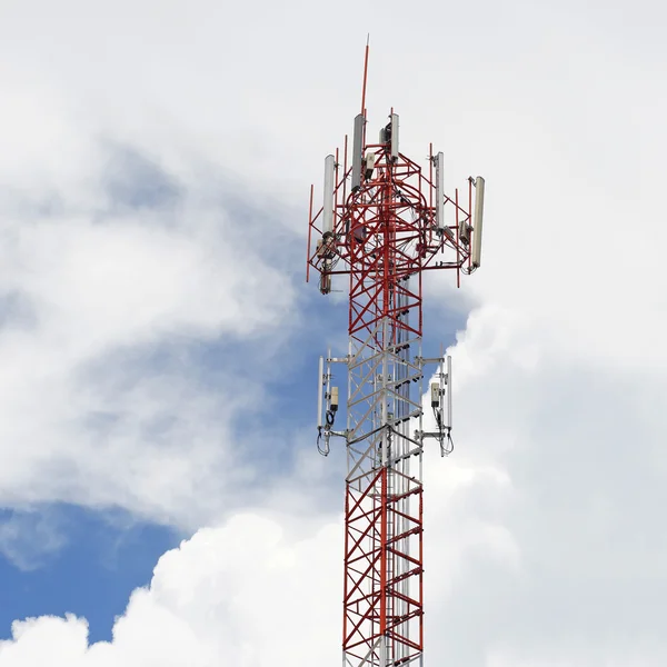 Telekommunikationen står hög med himmel bakgrund — Stockfoto