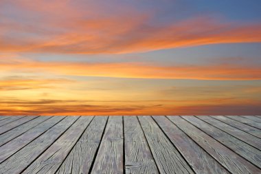 alacakaranlık arka plan ile ahşap zemin