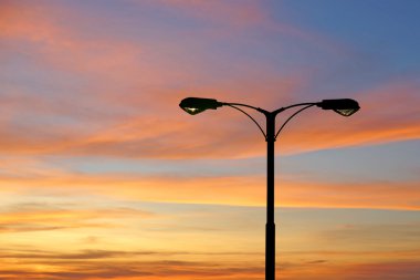 sokak lambası ile güzel alacakaranlık silüeti