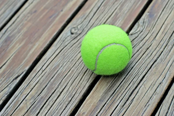 테니스 공을 나무 배경 — 스톡 사진