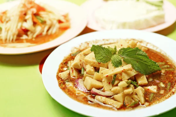 Comida tailandesa, brote de bambú picante y ensalada de papaya o som-tam —  Fotos de Stock