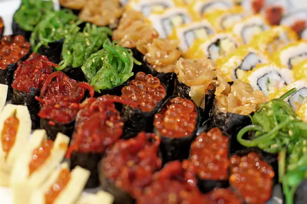 Sushi rola comida japonesa tradicional — Fotografia de Stock
