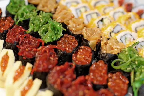 Sushi rolls nourriture japonaise traditionnelle — Photo