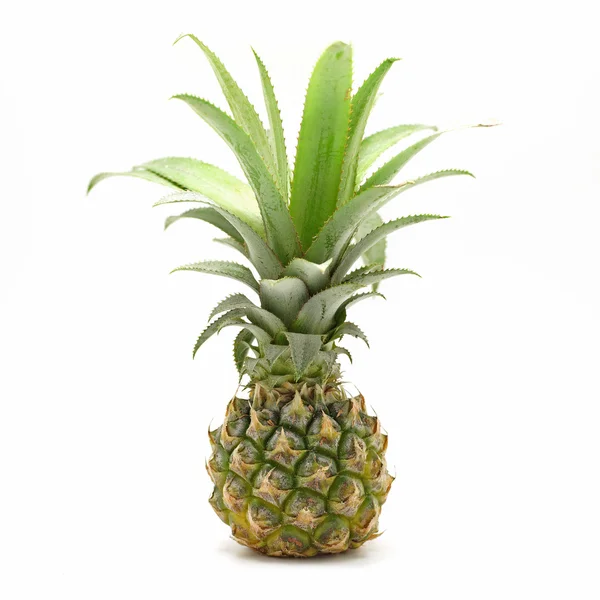 Färsk ananas på vit bakgrund — Stockfoto