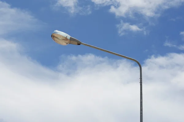 Luz de rua com fundo bonito céu — Fotografia de Stock