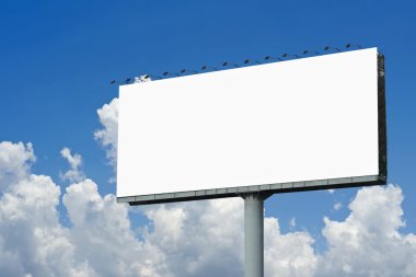 gökyüzü arka plan üzerinde reklam için boş billboard