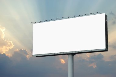 gökyüzü arka plan üzerinde reklam için boş billboard