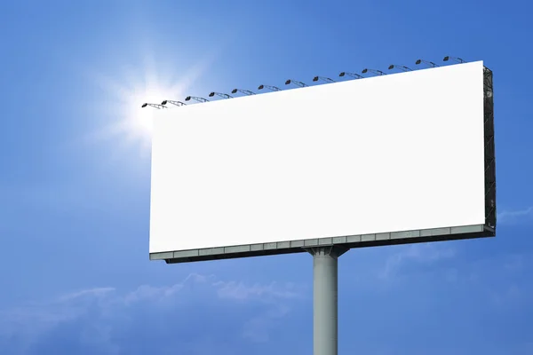 Puste billboard na reklamę na tle nieba — Zdjęcie stockowe
