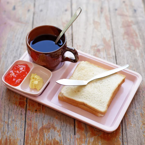 Refeição de pequeno-almoço com torrada de fatia de café e geléia de morango — Fotografia de Stock