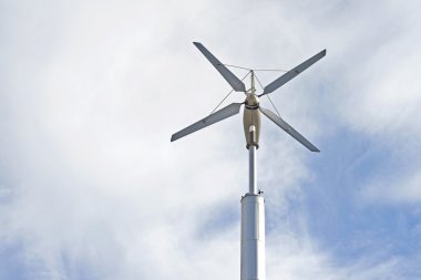 fırıldak gökyüzü arka plan üzerinde yenilenebilir enerji için