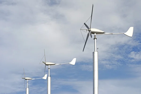 Groep windmilsl voor hernieuwbare energie onl hemelachtergrond — Stockfoto