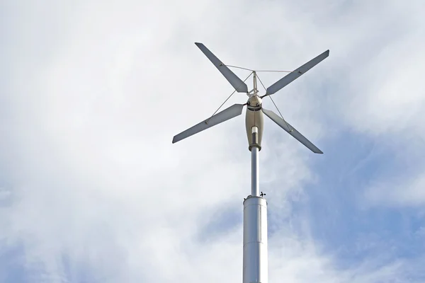 Windrad für erneuerbare Energien am Himmel — Stockfoto