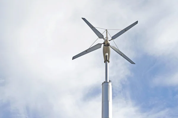 Fırıldak gökyüzü arka plan üzerinde yenilenebilir enerji için — Stok fotoğraf