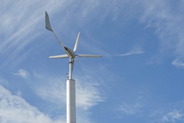 fırıldak gökyüzü arka plan üzerinde yenilenebilir enerji için