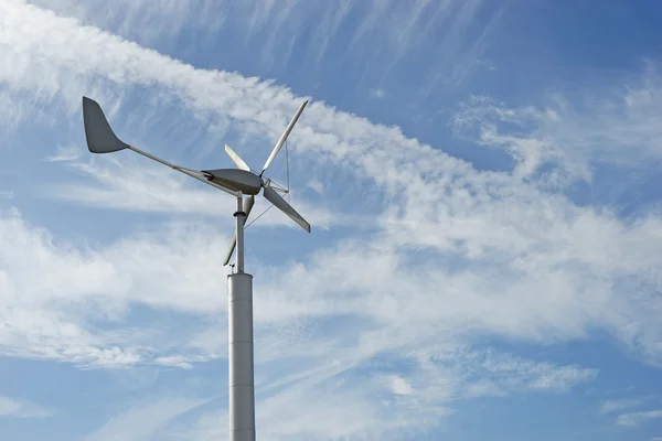 Windmolen voor hernieuwbare energie op hemelachtergrond — Stockfoto