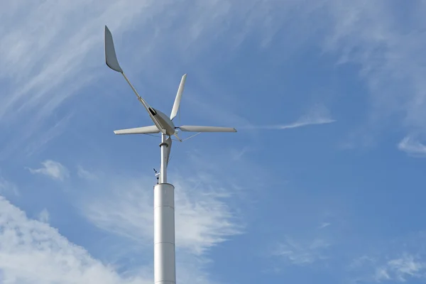 Windmolen voor hernieuwbare energie op hemelachtergrond — Stockfoto