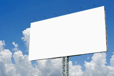 gökyüzü arka plan üzerinde reklam için boş billboard