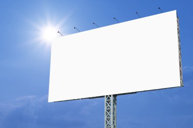 gökyüzü arka plan üzerinde reklam için boş billboard