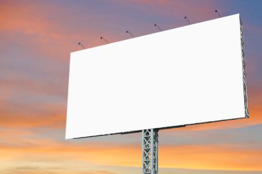 gökyüzü arka plan üzerinde reklam için boş billboard