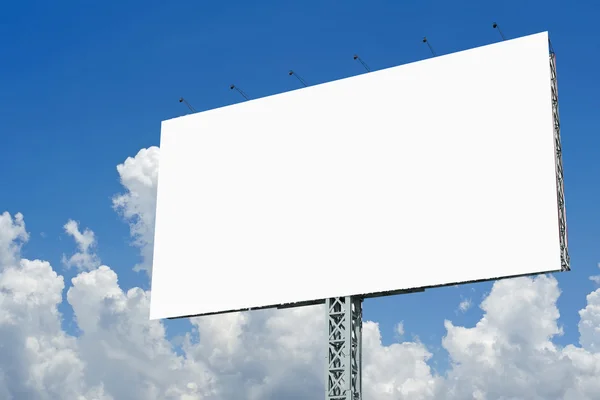 Tom billboard för annonsering på himmel bakgrund — Stockfoto