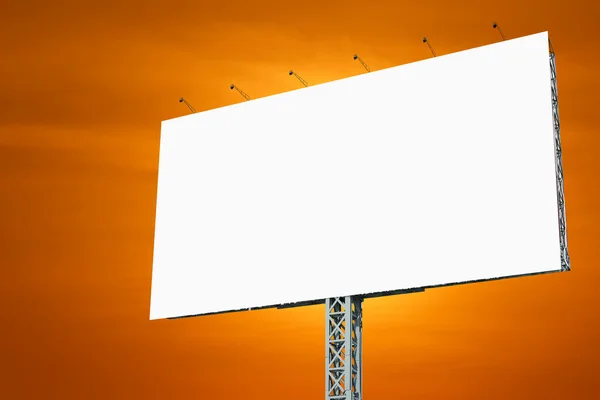 Tom billboard för annonsering på himmel bakgrund — Stockfoto