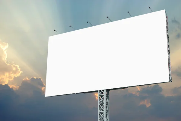 Tom billboard för annonsering på himmel bakgrund — Stockfoto