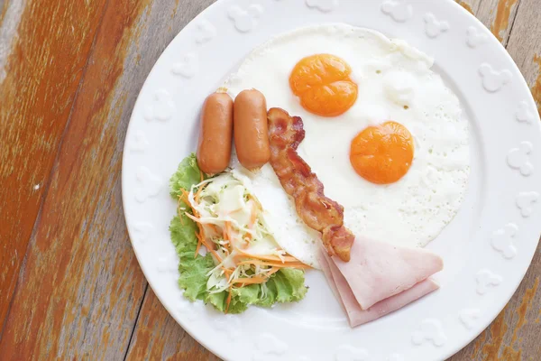 Breakfast meal with ham sausage bacon egg and salad — Stock Photo, Image