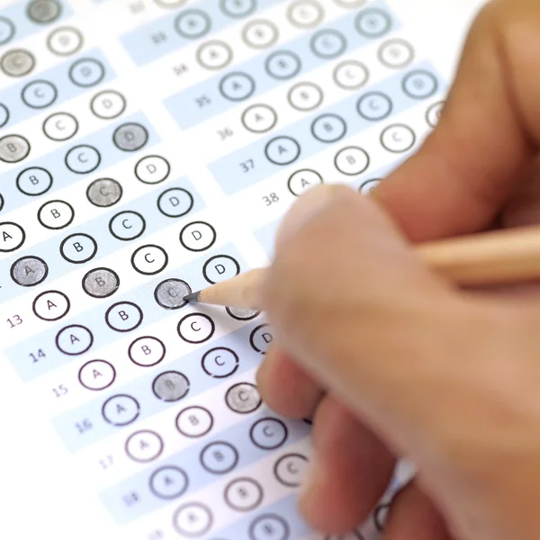 Hoja de respuesta puntuación de prueba con lápiz —  Fotos de Stock