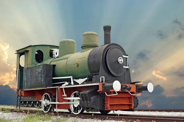 Oude stoommachine locomotief trein op mooie hemelachtergrond — Stockfoto