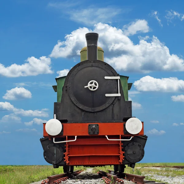Eski buhar motoru lokomotif tren güzel gökyüzü arka plan üzerinde — Stok fotoğraf