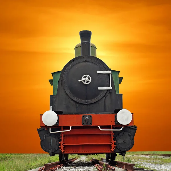 Lokomotif mesin uap tua kereta api di latar langit yang indah — Stok Foto