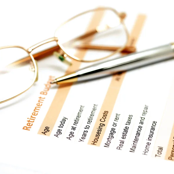 Documento del piano di pensionamento con penna e occhiali — Foto Stock