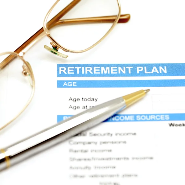 Documento del piano di pensionamento con penna e occhiali — Foto Stock
