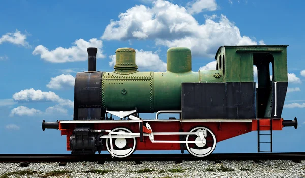 Viejo tren de locomotora de motor de vapor en hermoso fondo del cielo — Foto de Stock