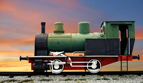 Viejo tren de locomotora de motor de vapor en hermoso fondo del cielo — Foto de Stock