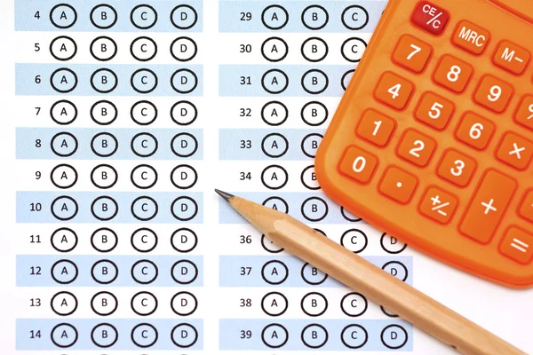 Puntuación de prueba de hoja de respuesta con calculadora de lápiz — Foto de Stock