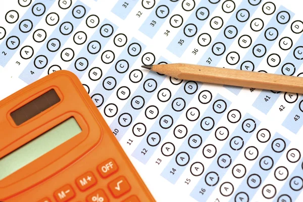 Pontuação de teste de folha de resposta com calculadora a lápis — Fotografia de Stock