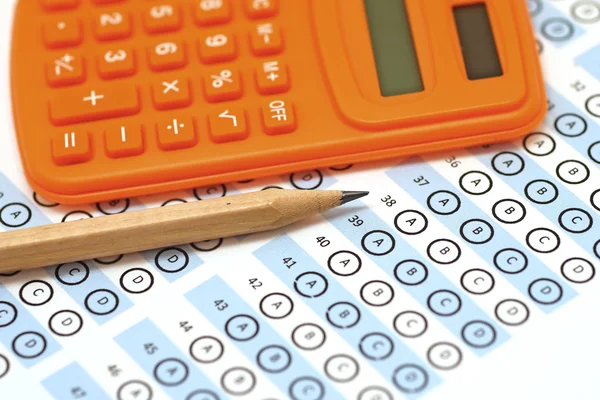 Puntuación de la prueba de hoja de respuesta con lápiz y calculadora — Foto de Stock