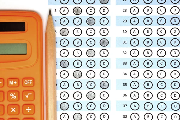 Punteggio test foglio di risposta con matita e calcolatrice — Foto Stock