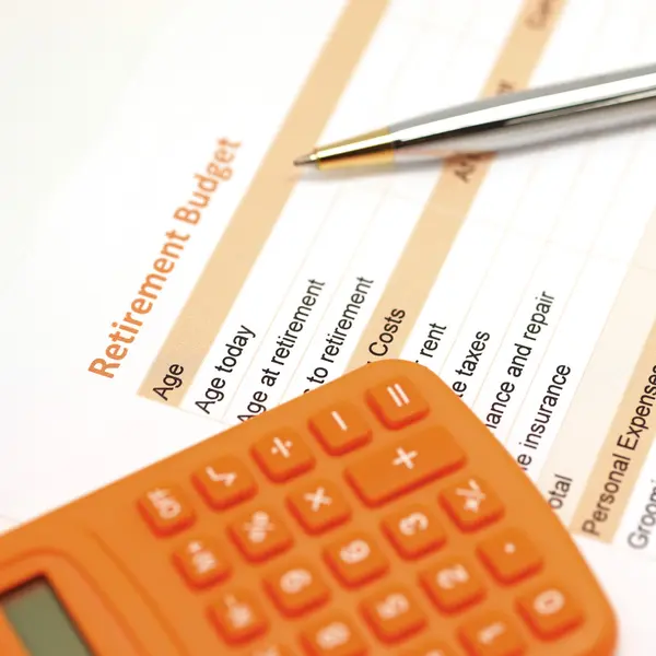 Documento del piano pensionistico con penna e calcolatrice — Foto Stock