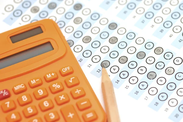 Puntuación de la prueba de hoja de respuesta con lápiz y calculadora — Foto de Stock