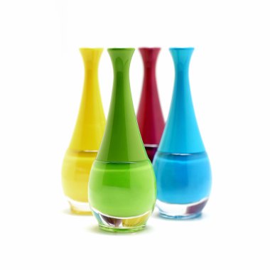 renkli tırnak üzerinde beyaz izole şişe Lehçe