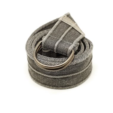 Beyaz arka plan üzerinde izole kumaş erkek kemer