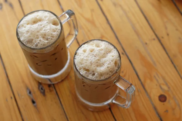 Café helado sobre mesa de madera — Foto de Stock